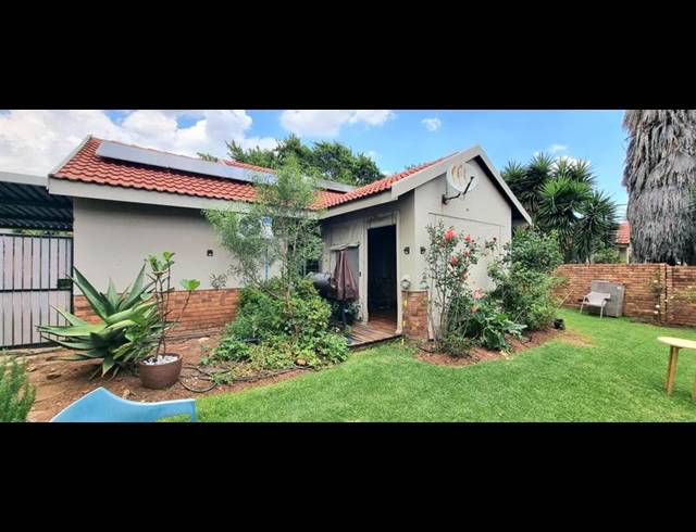 2 BEDROOM TOWNHOUSE FOR SALE IN AMBERFIELD